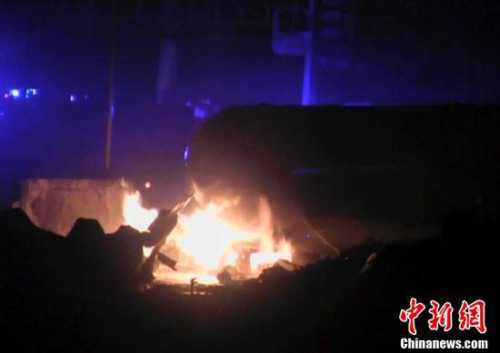 火災(zāi)現(xiàn)場，可以看到一個儲氣罐正在熊熊燃燒。