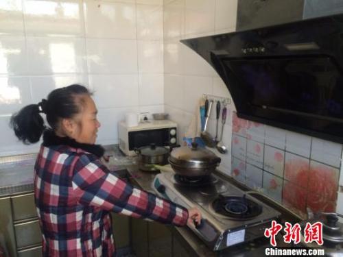 圖為居民用燃?xì)庠钭鲲垺！±钔ヒ?攝